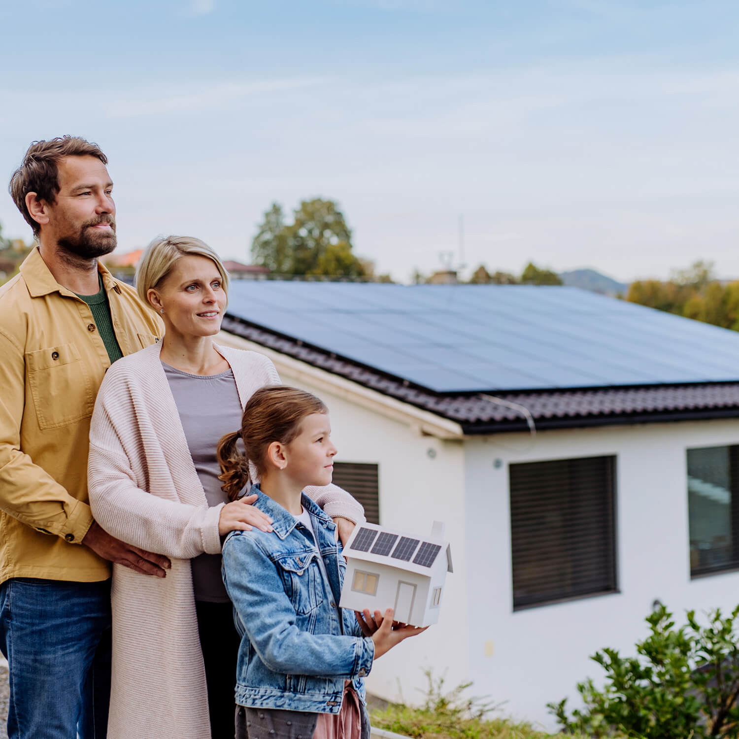 Ein Einfamilienhaus mit einer hochwertigen Solaranlage auf dem Dach, umgeben von einem grünen Garten