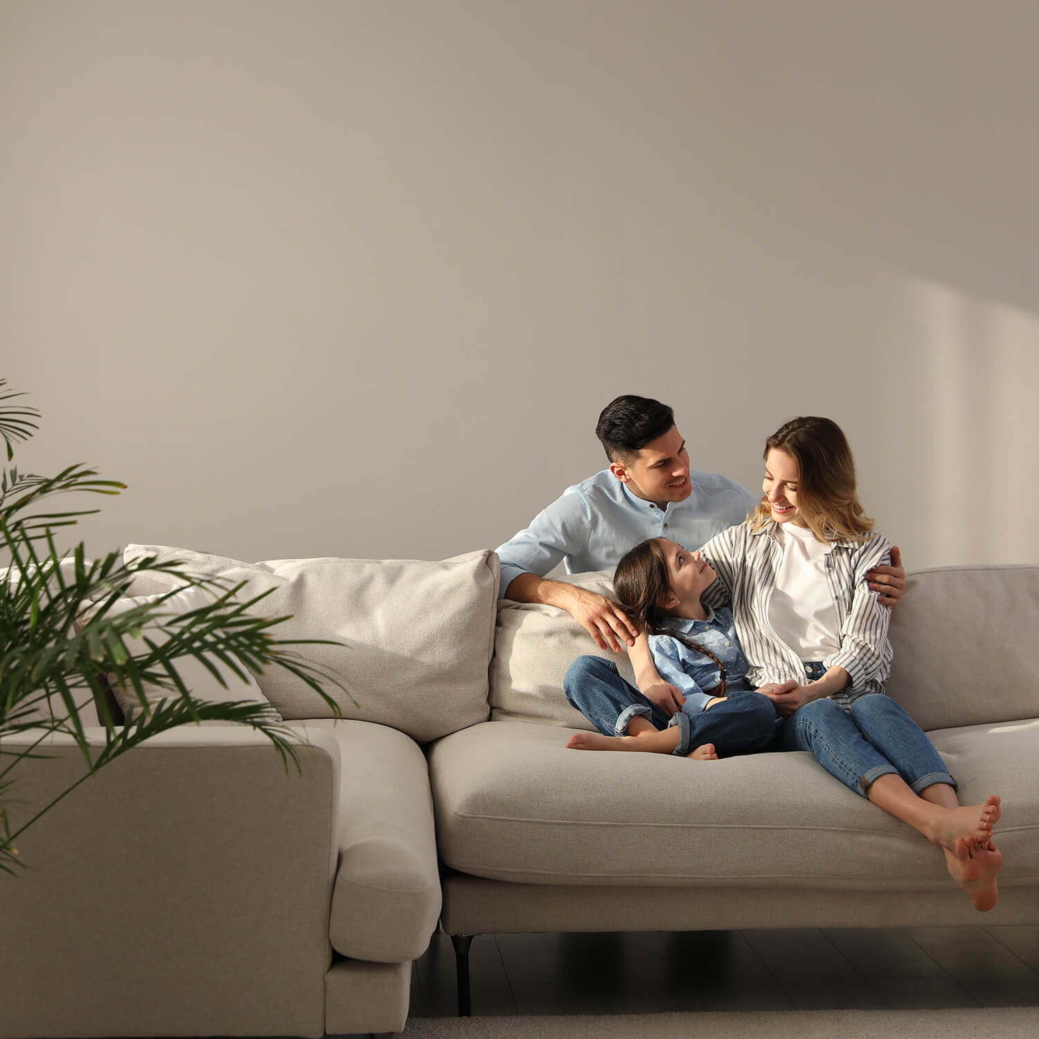 Familie genießt entspannte Zeit auf einem Sofa, unterstützt durch effiziente Solarspeicherung