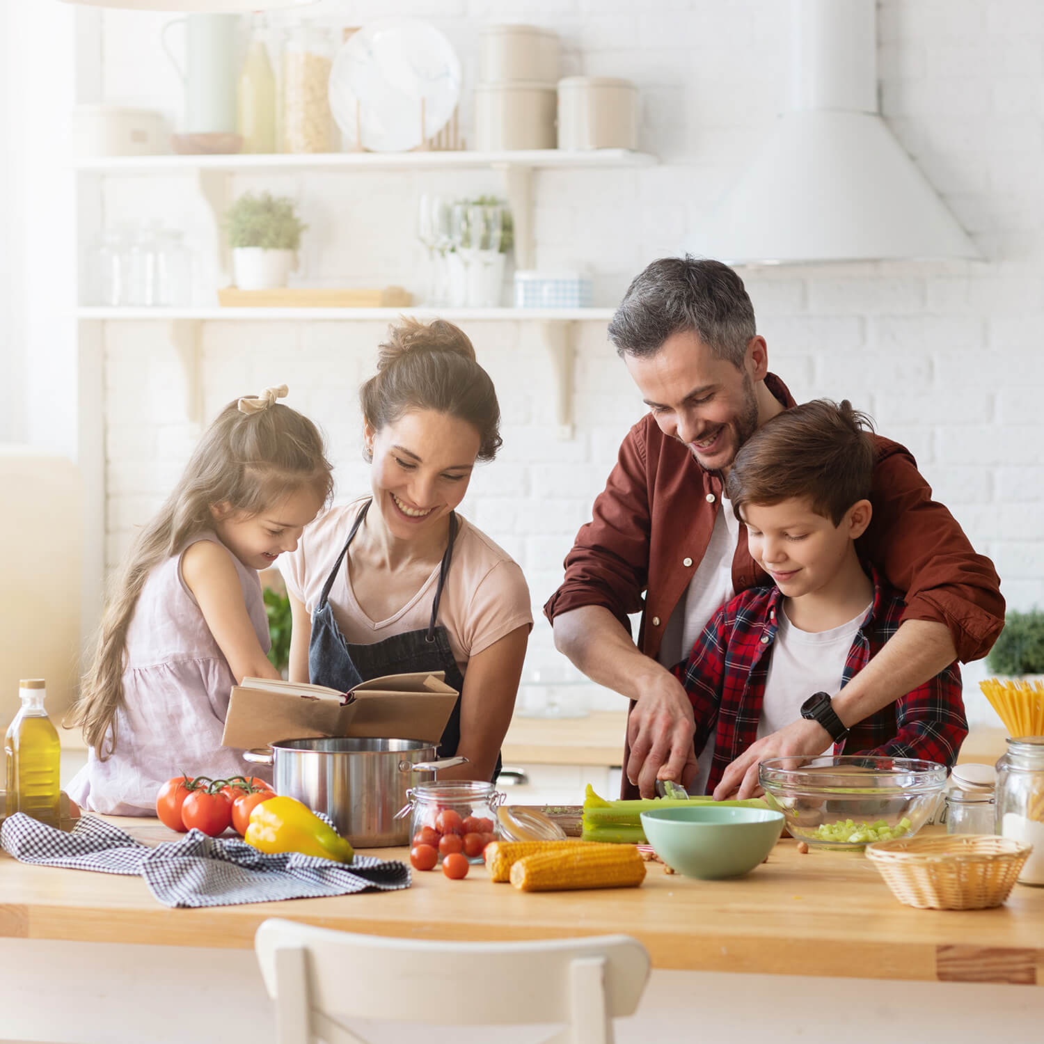 Familie kocht gemeinsam in einer modernen Küche, angetrieben durch umweltfreundlichen Solarstrom