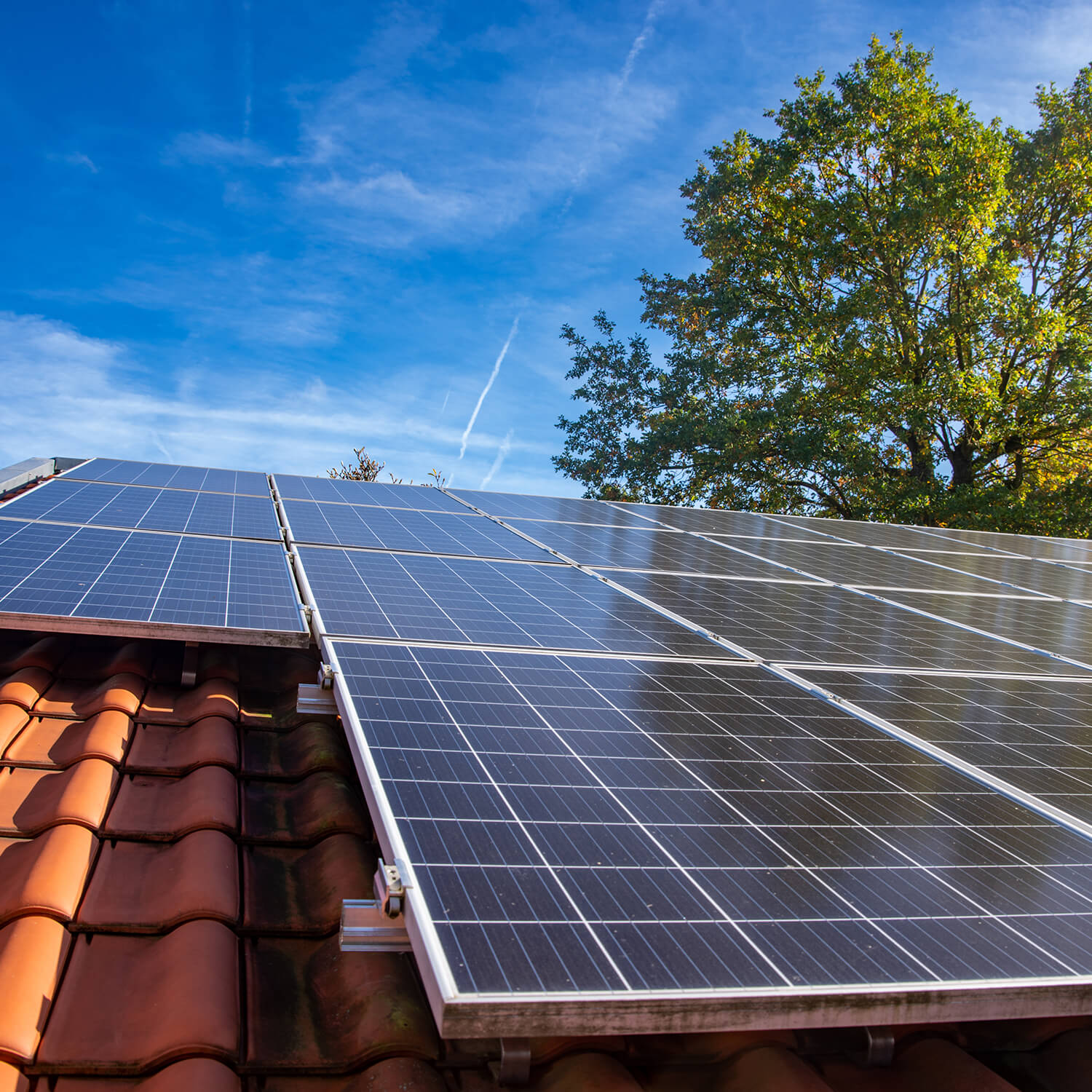Solarmodule mit optimalem Neigungswinkel und Ausrichtung zur Maximierung des Stromertrags